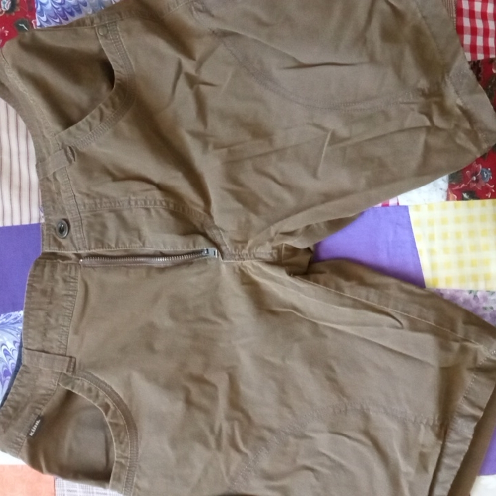 Kuhl rust colored 8 pocket 10 inseam shorts
